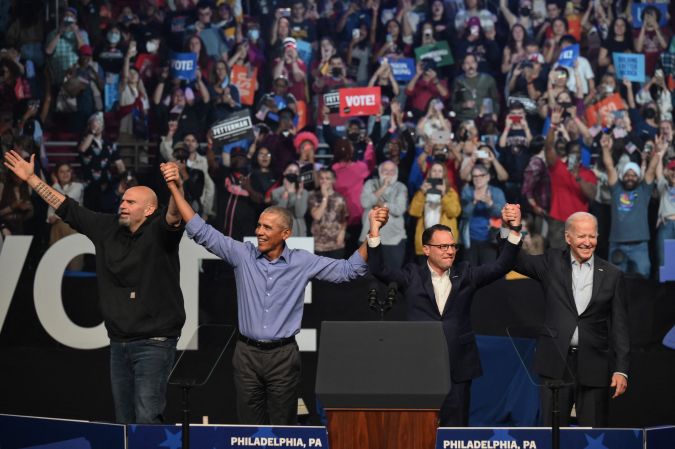 John Fetterman, Barack Obama, Josh Shapiro y Joe Biden (de izq. a der.) participan en un mitin en Filadelfia, Pensilvania.