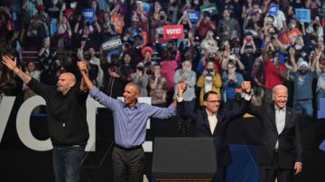 John Fetterman, Barack Obama, Josh Shapiro y Joe Biden (de izq. a der.) participan en un mitin en Filadelfia, Pensilvania.