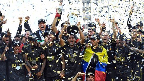 El mexicano Carlos Vela alzando el primer título de LAFC en la MLS.