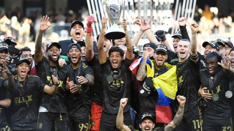 Carlos Vela alza el primer título en la historia de LAFC en la MLS.