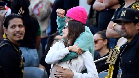 El cantante Justin Bieber en compañía de su pareja apoyando a LAFC en la final de la MLS.