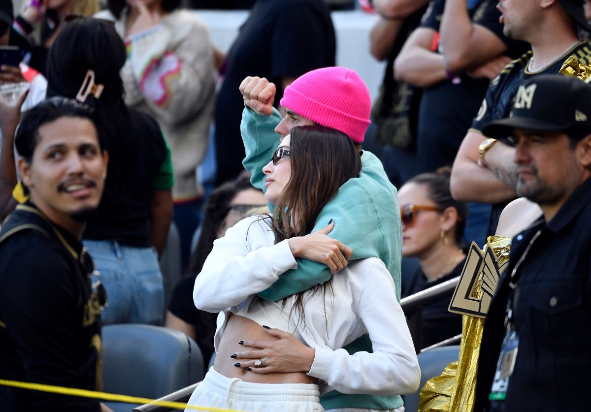 El cantante Justin Bieber en compañía de su pareja apoyando a LAFC en la final de la MLS. 