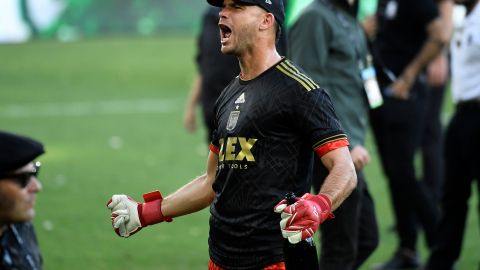 El portero estadounidense John McCarthy celebrando el título con LAFC.