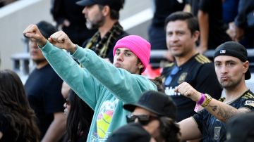 Justin Bieber observando la final de la MLS entre LAFC y Philadelphia Union.