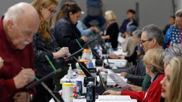 Residentes chequean que están registrados antes de votar en Nye, Nevada.
