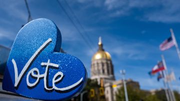 El capitolio del estado de Georgia se ve detrás de un cartel de "Vote", en Atlanta.
