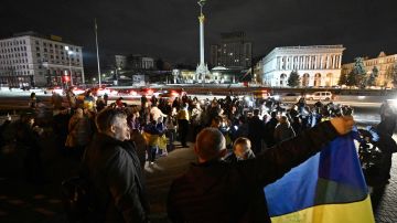 Los ucranianos se reunieron en la plaza principal en Kyiv para celebrar la liberación de Jersón.