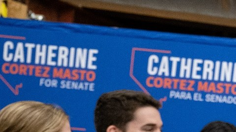 La senadora Catherine Cortez Masto logró que los demócratas mantuvieran la mayoría en el Senado.