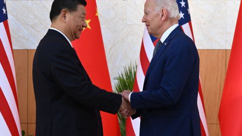 El presidente de los Estados Unidos, Joe Biden, y el presidente de China, Xi Jinping, se dan la mano mientras se reúnen al margen de la Cumbre del G20 en Nusa Dua, en la isla turística indonesia de Bali, el 14 de noviembre de 2022.