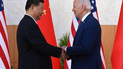 Los presidentes de China, Xi Jinping, y de EE.UU., Joe Biden.