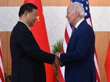 Los presidentes de China, Xi Jinping, y de EE.UU., Joe Biden.