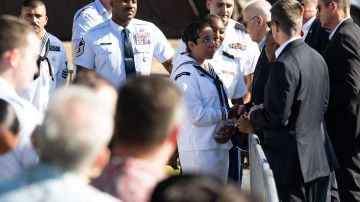 Biden saluda a las tropas de la Base de la Fuerza Aérea Hickam en Honolulu, el 16 de noviembre de 2022.