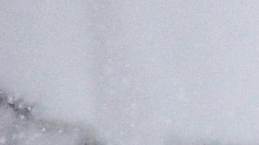 Un vecino quita nieve frente a su casa tras la enorme nevada en Hamburg, Nueva York.