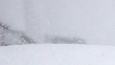 Un vecino quita nieve frente a su casa tras la enorme nevada en Hamburg, Nueva York.