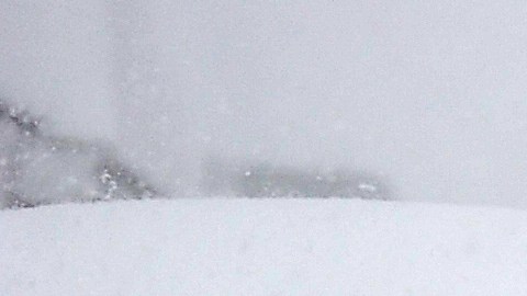 Un vecino quita nieve frente a su casa tras la enorme nevada en Hamburg, Nueva York.