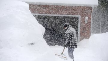 Un vecino quita nieve frente a su casa tras la enorme nevada en Hamburg, Nueva York.