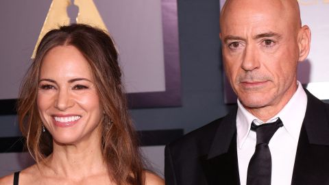 El actor estadounidense Robert Downey Jr. y su esposa, la productora Susan Downey, llegan para la 13.ª edición anual de los premios de los gobernadores de la Academia de Artes y Ciencias Cinematográficas en el Fairmont Century Plaza de Los Ángeles el 19 de noviembre de 2022.