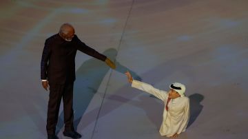 Morgan Freeman (i) y el motivante influencer Ghanim al Muftah compartieron escenario en la inauguración del Mundial Qatar 2022.