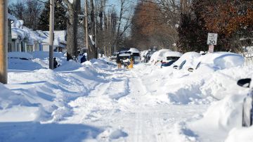 Empleado de la ciudad de Buffalo muere aplastado por camión oficial mientras ayudaba a retirar nieve