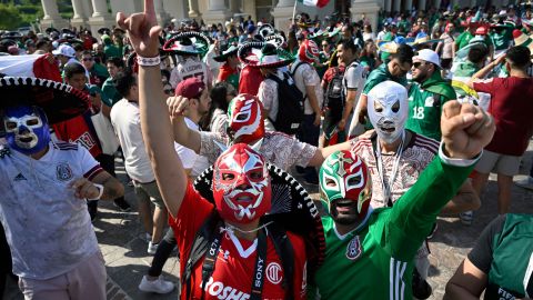 Aficionados mexicanos en el banderazo en Katara Cultural Village.