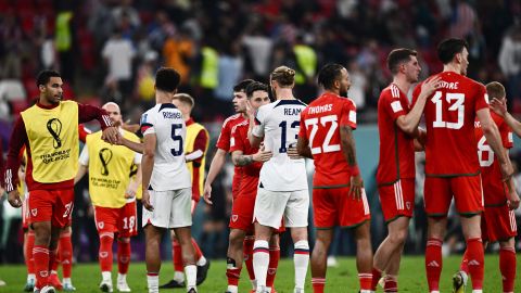 Saludo entre la Selección de Estados Unidos y la de Gales.