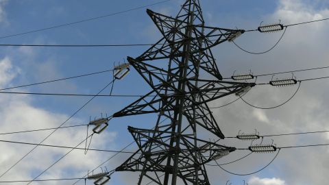 Avión queda atrapado en las líneas eléctricas con tripulación a bordo y corta suministro eléctrico a miles de personas