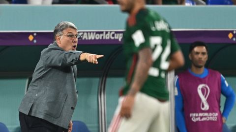 Gerardo 'Tata' Martino dando indicaciones en el primer partido de México en Qatar 2022.