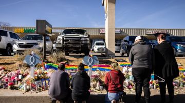 El hombre que ayudó a detener el tiroteo en el club LGBTQ+ de Colorado dice que lo hizo por su "familia"