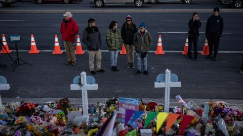 Seguridad Nacional advierte sobre extremistas domésticos que elogian a sospechoso de Colorado Springs tras mortal tiroteo