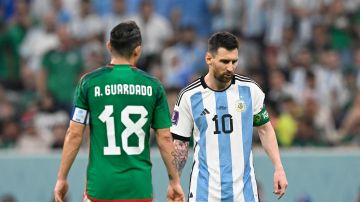 Lionel Messi (d) y Andrés Guardado (i) durante el partido de México vs. Argentina en el Mundial Qatar 2022.