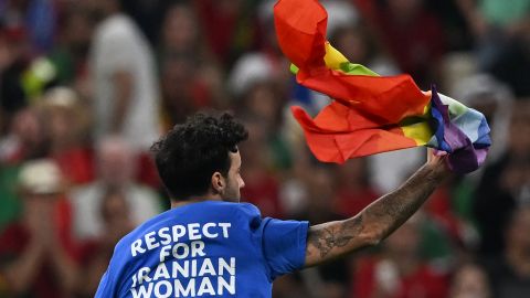 Mario Ferri, espontaneo que ingresó al Portugal vs. Uruguay con bandera LGTBQ+.