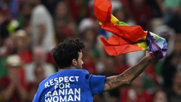 Mario Ferri, espontaneo que ingresó al Portugal vs. Uruguay con bandera LGTBQ+.