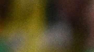 Aficionado corriendo en el Portugal vs. Uruguay con la bandera LGBTQ+ en Qatar 2022.