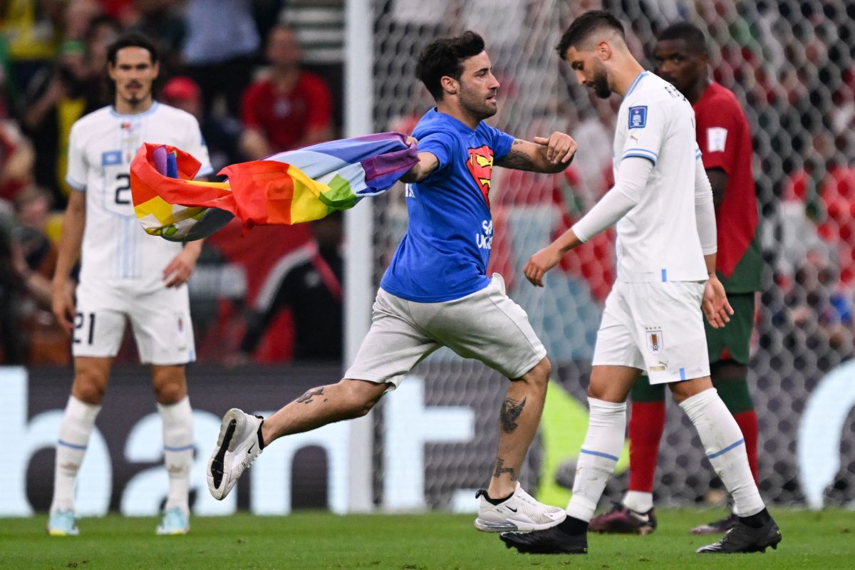 A fan in Qatar 2022 launched onto the pitch in Portugal against Uruguay with an LGBTQ+ flag [VIDEO]
