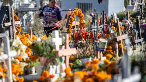Es equivocado que el Día de los Muertos y venerar a la Santa Muerte es igual.
