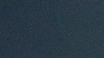 Cristiano Ronaldo, delantero de la Selección de Portugal arrojando la cinta de capitán.