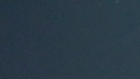 Cristiano Ronaldo, delantero de la Selección de Portugal arrojando la cinta de capitán.