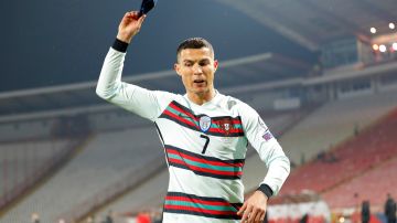 Cristiano Ronaldo, delantero de la Selección de Portugal arrojando la cinta de capitán.