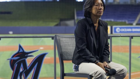 La gerente general de los Marlins de Miami, Kim Ng, habla con los medios de comunicación.