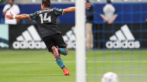 Javier 'Chicharito' Hernández anotando un gol con LA Galaxy.