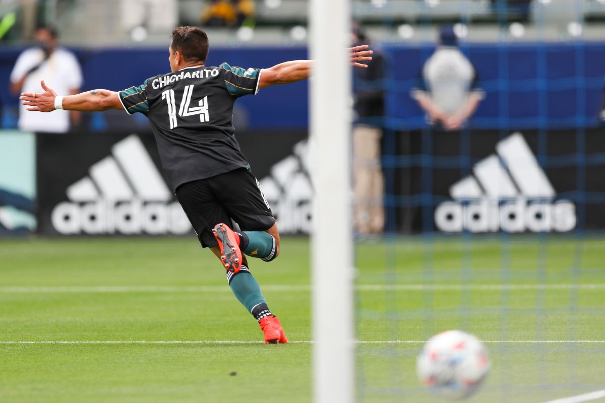 Javier 'Chicharito' Hernández anotando un gol con LA Galaxy. 