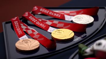 TOKYO, JAPAN - SEPTEMBER 04: Detailed view of medals during the medal ceremony for the Men’s 200m - T37 Final on day 11 of the Tokyo 2020 Paralympic Games at Olympic Stadium on September 04, 2021 in Tokyo, Japan. (Photo by Naomi Baker/Getty Images)