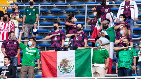 Los hinchas de México se paran durante el himno nacional.