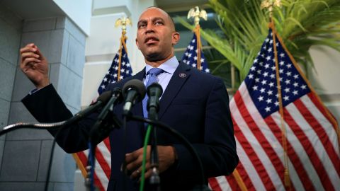 El representante Hakeem Jeffries es el nuevo líder demócrata en la Cámara.