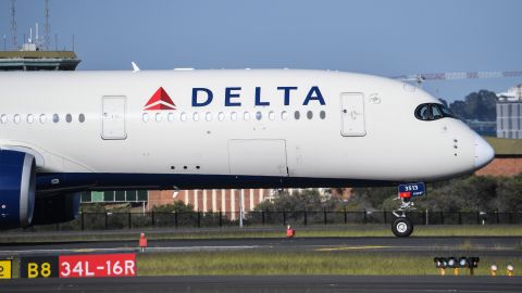 VIDEO: Vuelo de Delta realiza aterrizaje de emergencia en Albuquerque mientras cabina se llena de humo