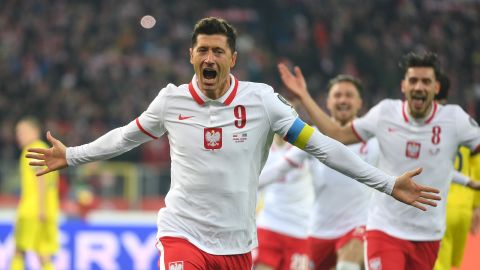 Robert Lewandowski celebra un gol con su selección.