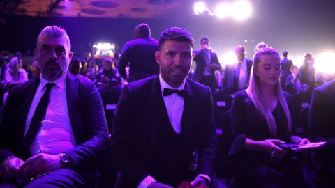 Sergio 'Kun' Agüero y su novia Sofia Calzetti antes del sorteo del Mundial de Qatar 2022.