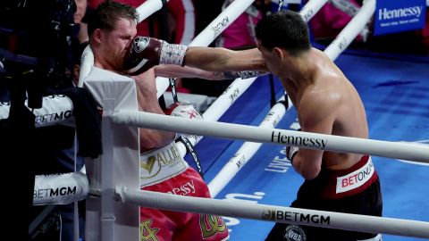 Canelo Álvarez (i) y Dmitry Bivol (d) se enfrentaron el 7 de mayo de 2022.