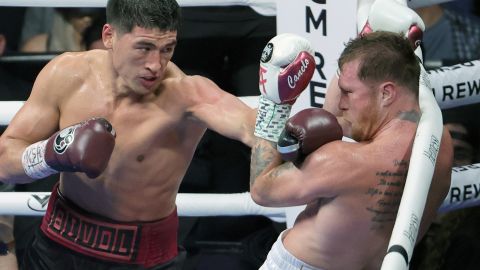 Dmitry Bivol durante su combate contra Canelo Álvarez.