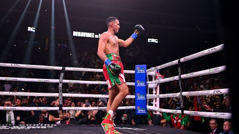 David Benavidez tiene récord de 24 victorias sin derrotas y está a una pelea de medirse al Canelo Álvarez.